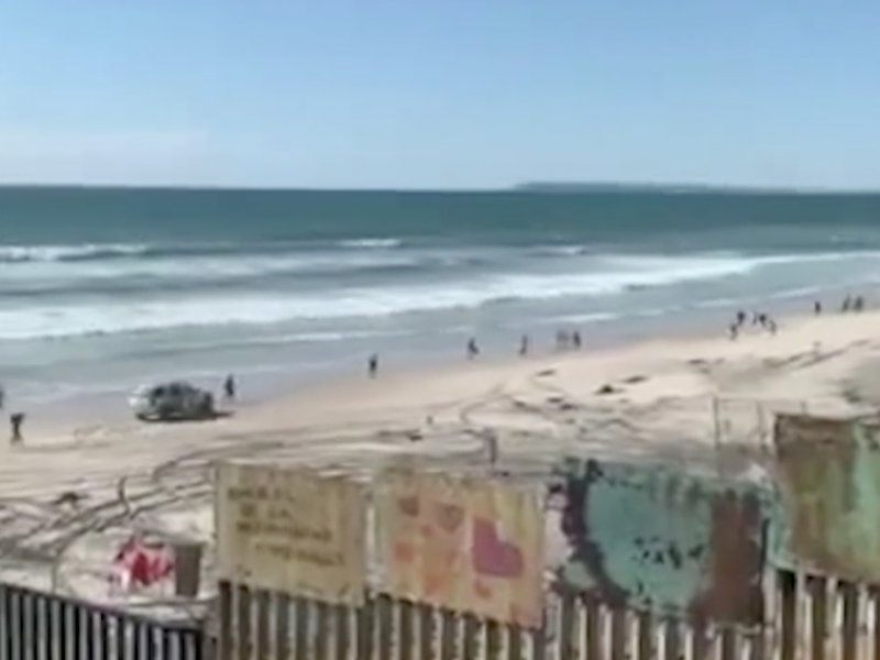 Migrantes detenidos en cruce a EEUU por playa