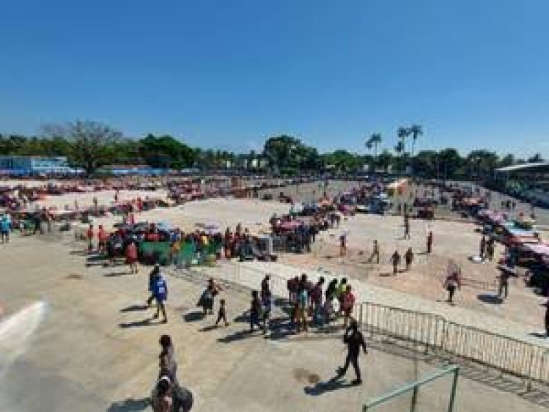Migrantes en espera de oficios de salida en Tapachula
