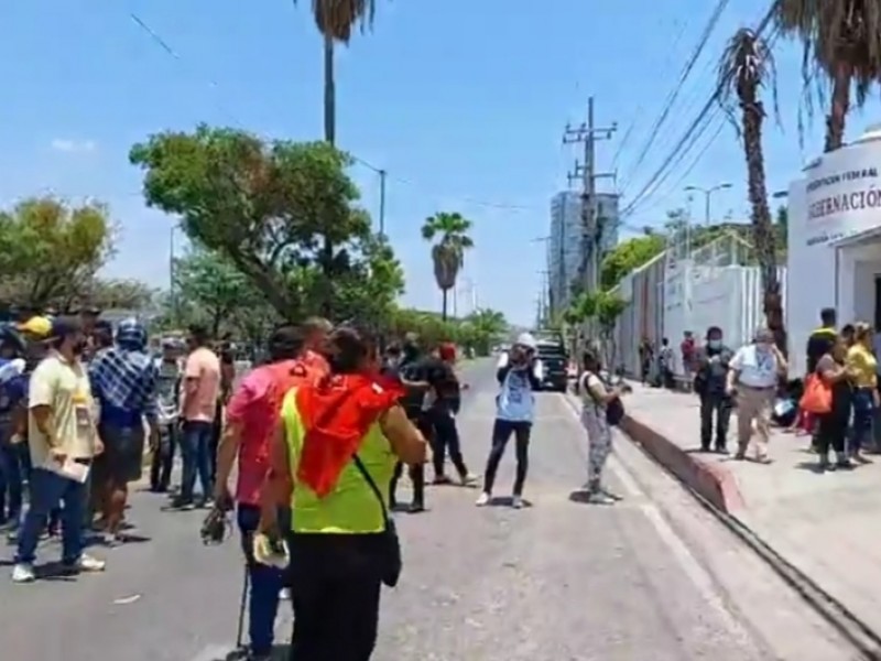 Migrantes en espera de trámites en INAMI Tuxtla bloquean vialidades