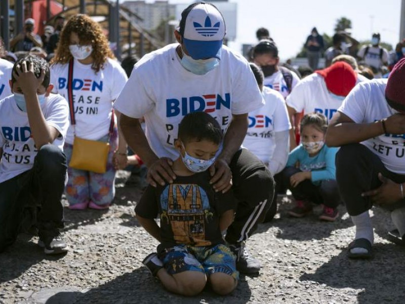 ¡De rodillas! Migrantes en Tijuana piden asilo a Estados Unidos