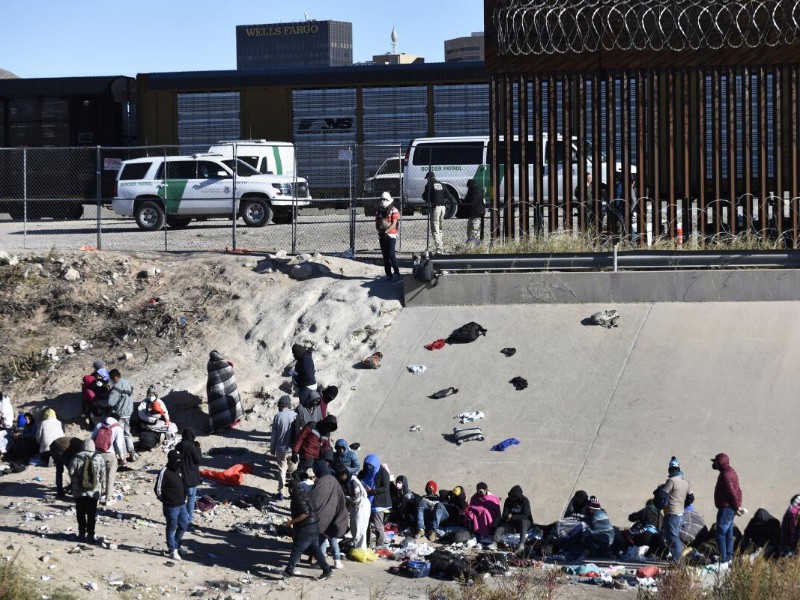 Migrantes ganan batalla legal en la frontera con México