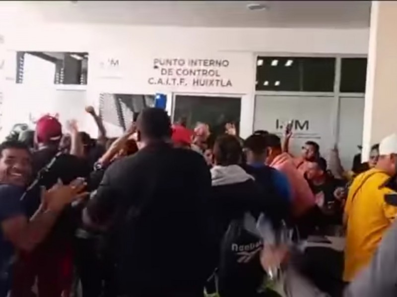 Migrantes ingresan por la fuerza a oficina migratoria de Huixtla