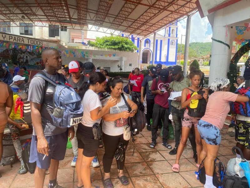 Migrantes llegan a acuerdos con INM y disuelven caravana