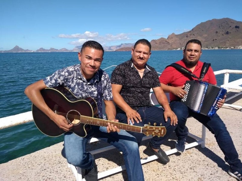 Migrantes llevan su vida a una canción