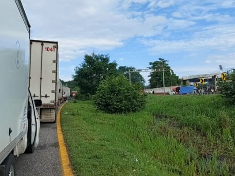 Migrantes mantienen bloqueo carretero en Huixtla en exigencia de atención