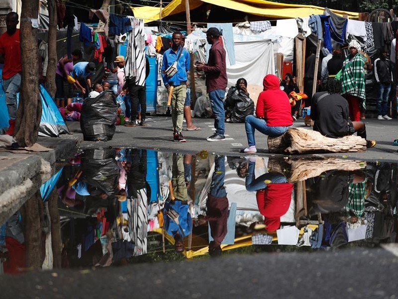 Migrantes mantienen campamento en CDMX pese a intento de desalojo