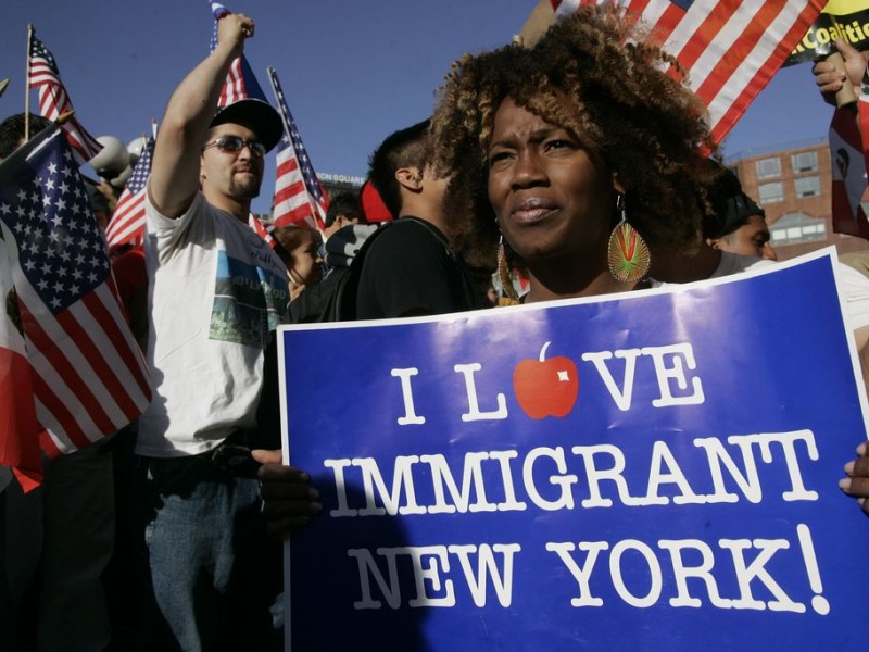 Migrantes marchan en Nueva York, piden aprobar reforma migratoria