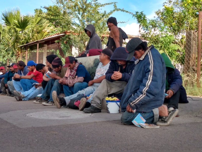 Migrantes pasan la Navidad en las vías