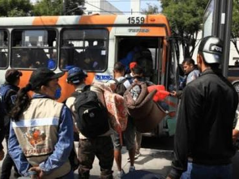 Migrantes pasan primera noche en Faro de Tláhuac