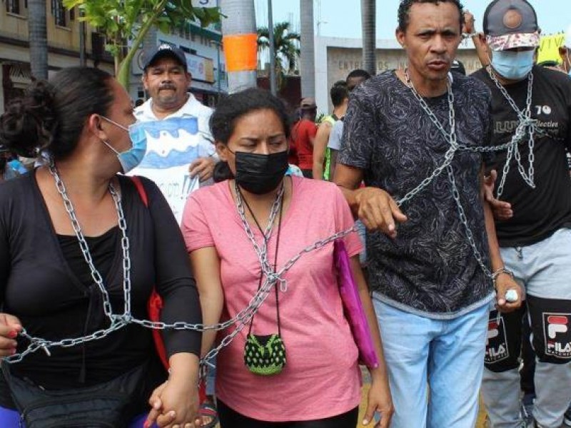 Migrantes protestan en marcha - viacrucis por calles de Tapachula