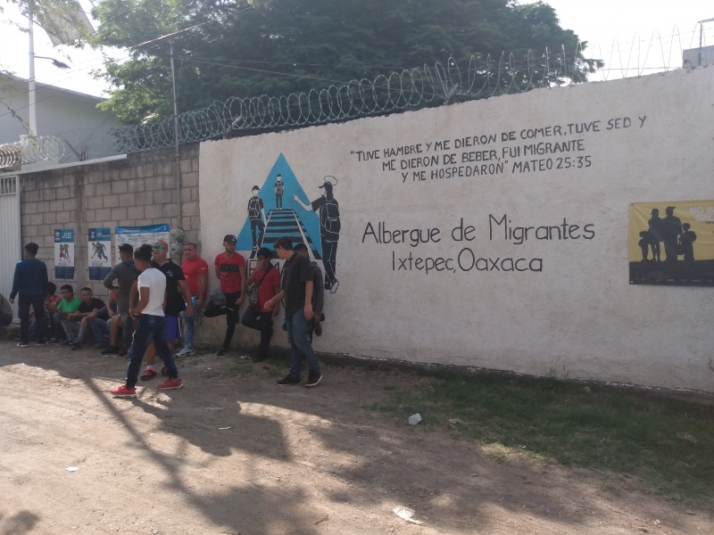 Migrantes realizan labores de limpieza en Ciudad Ixtepec