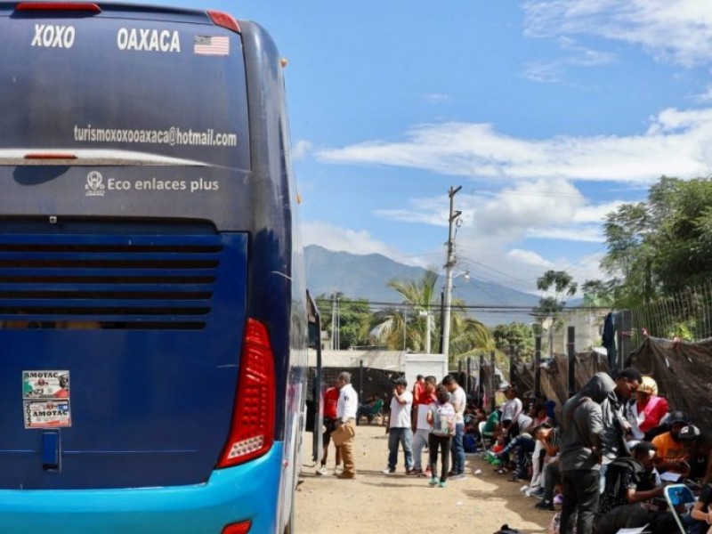 Migrantes aceptan traslados en autobuses de Oaxaca a Veracruz