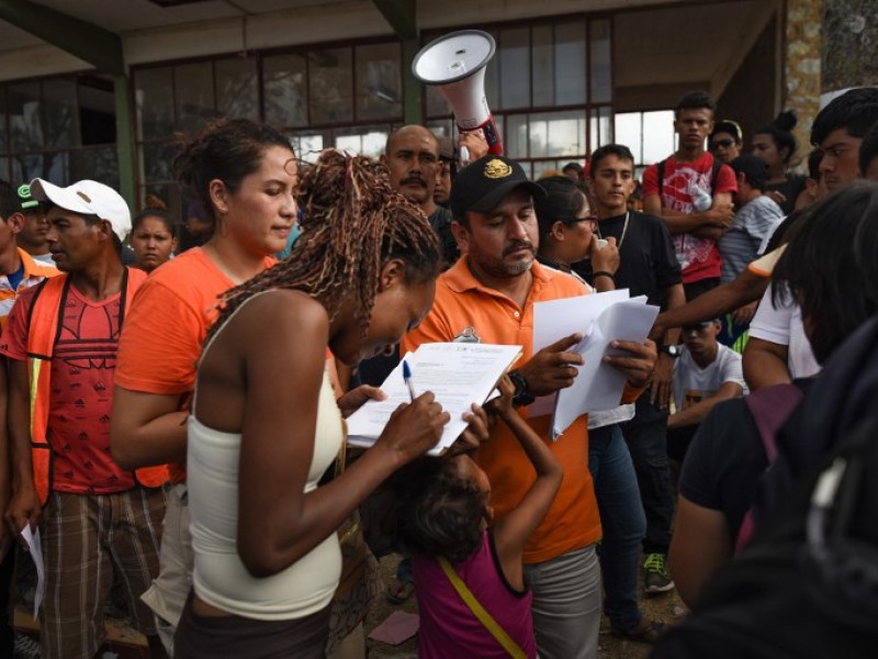 Migrantes reciben oficios de salida en Tapachula