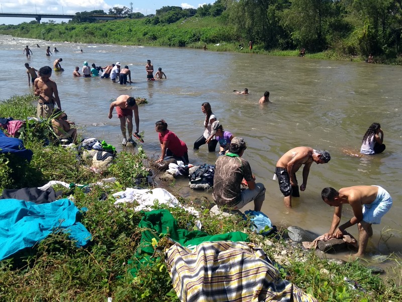 Migrantes recobran energías para continuar a Estados Unidos