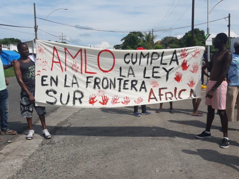 Migrantes rompen cerco en manifestación en Tapachula