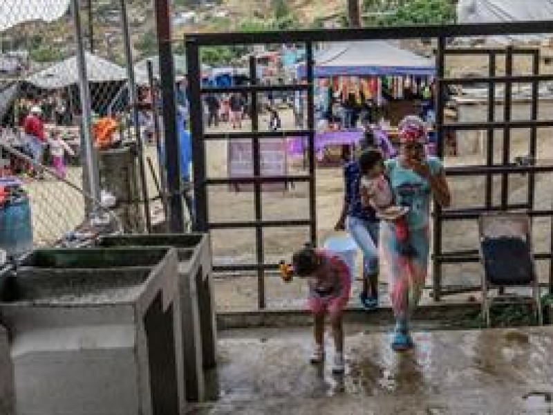 Migrantes se aferran a su cultura mientras esperan en México