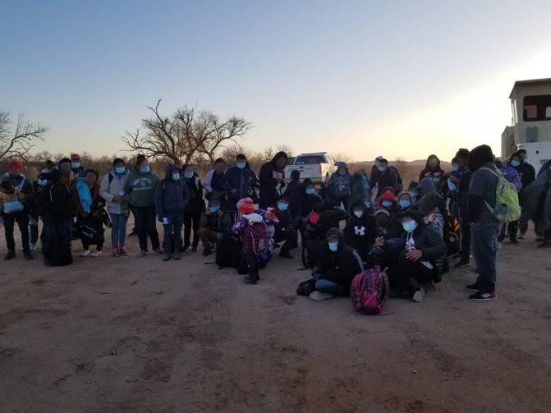 Migrantes se entregan a patrulla fronteriza cerca del Sasabe, Arizona