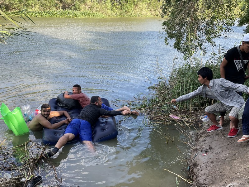 Migrantes se lanzan al río Bravo ante la desesperación