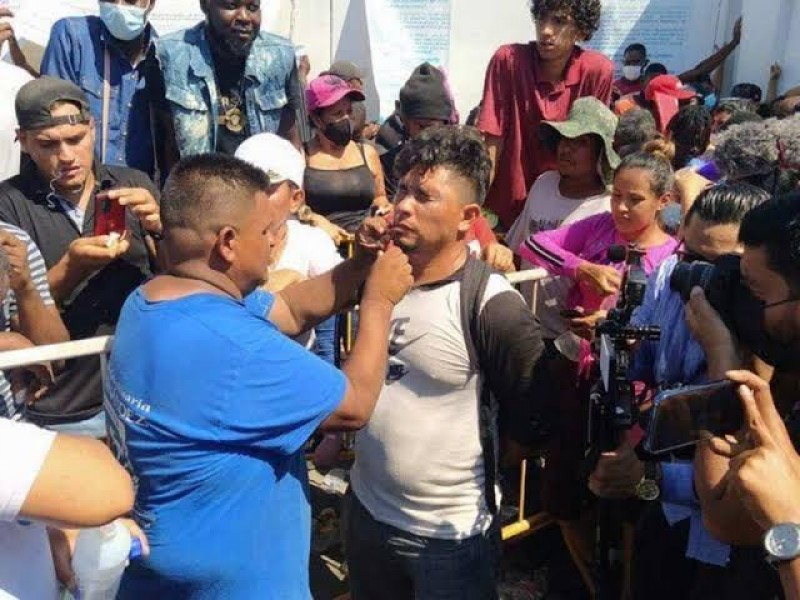 Migrantes se suturan los labios en Tapachula