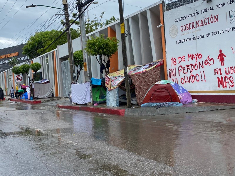 Migrantes sin ser atendidos y pasando dificultades por lluvias