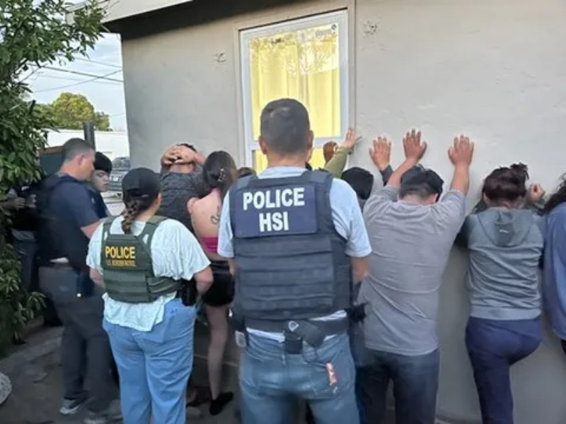 Migrantes son trasladados a la prisión más temida de EE.UU.