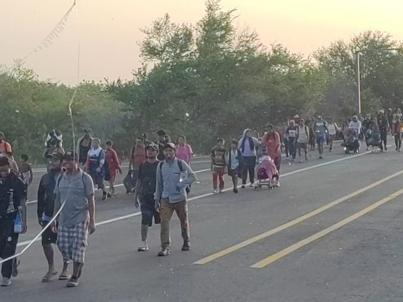 Migrantes toman ruta hostil por altas temperaturas