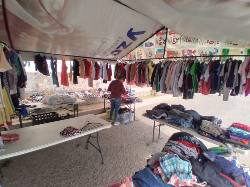 Migrantes venezolanos instalan bazar para vender ropa y calzado