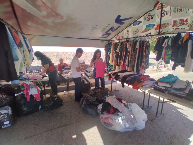 Migrantes venezolanos realizan colecta de alimentos y productos de limpieza