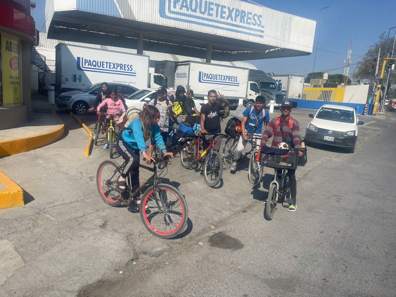 Migrantes venezolanos viajan a su país en bicicleta