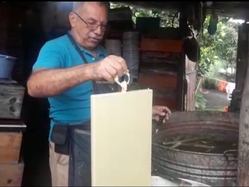 Miguel ha dedicado su vida a producir miel