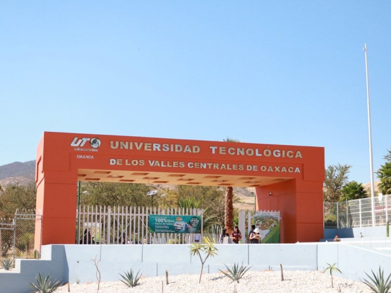 Mil 500 estudiantes de la UTVCO inician clases en línea