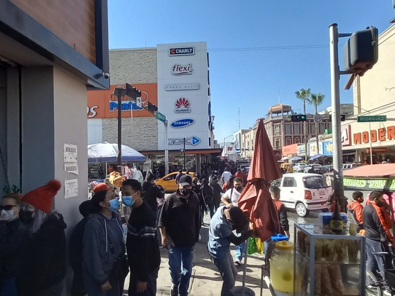 Miles abarrotan el centro, pero ventas de pánico no llegan