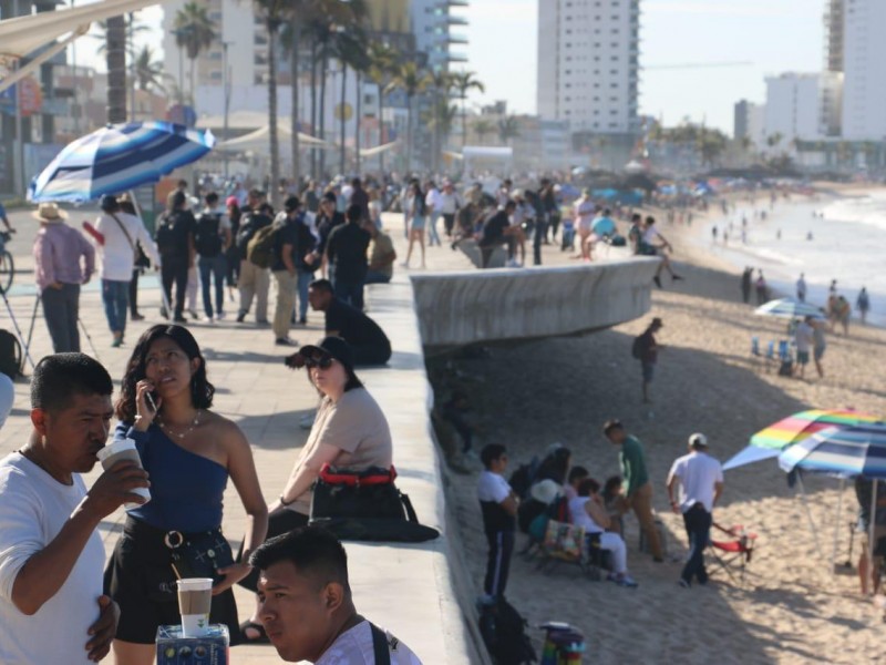 Miles  abarrotan malecón para ver el eclipse solar