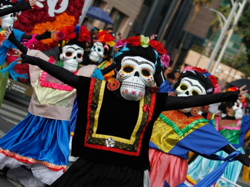 Miles asisten a desfile de día de muertos en Cdmx