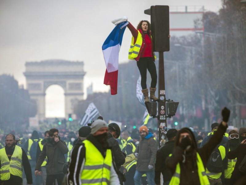 Miles de “chalecos amarillos” protestan en Francia