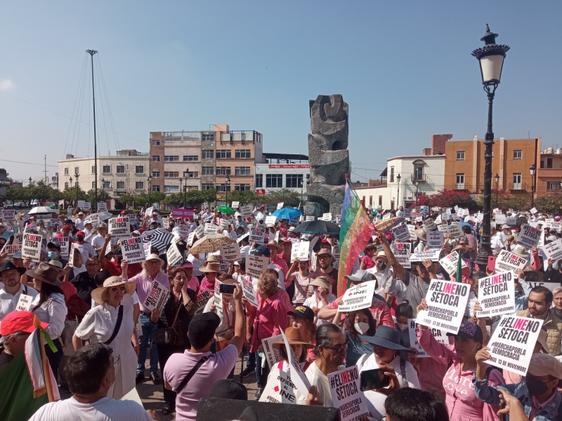 Miles de ciudadanos marchan en defensa del INE