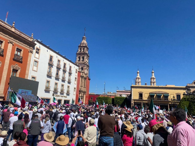 Miles de leoneses marchan en favor de la democracia