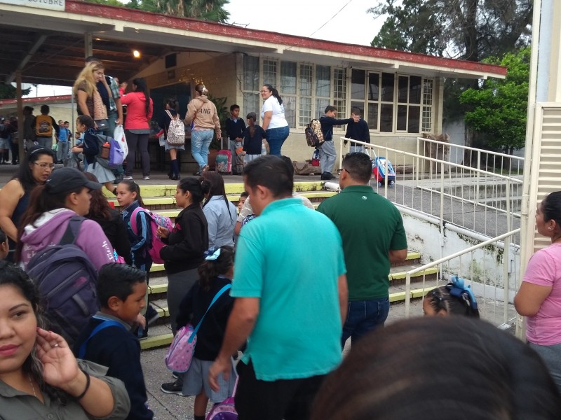 Miles de estudiantes regresan a clases en Jalisco