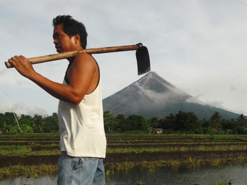 Miles de evacuados por erupción de volcán Mayón en Filipinas