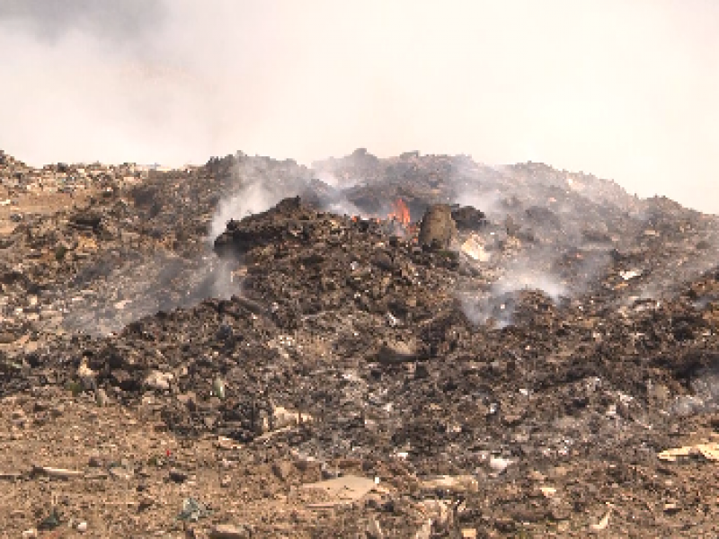 Miles de habitantes afectados por incendio en basurero