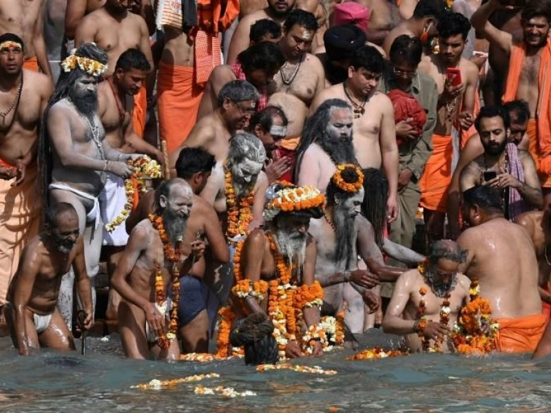 Miles de hindúes se bañan en el Ganges en India