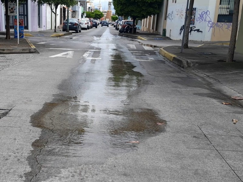 Miles de litros de agua desperdiciada por fuga en calle Constitución