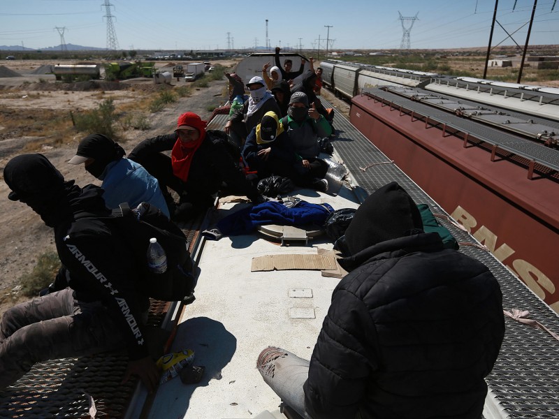 Miles de migrantes desafían los operativos en los trenes