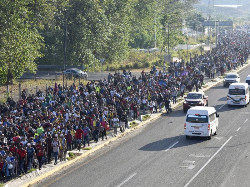 Miles de migrantes se dirigen hacia la frontera norte