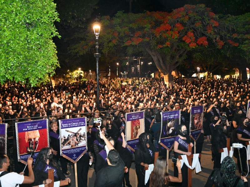 Miles de mujeres participaron en la Procesión del Silencio