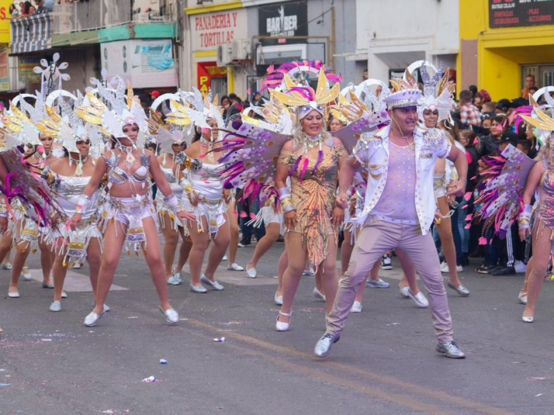 Miles de personas disfrutan del Desfile de Carros Alegóricos