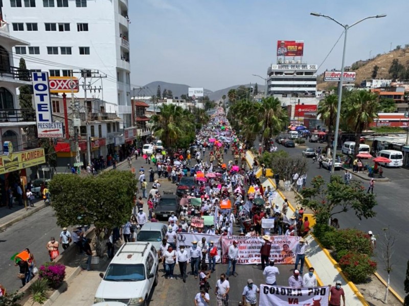 Miles de personas marchan con Félix Salgado en Chilpancingo