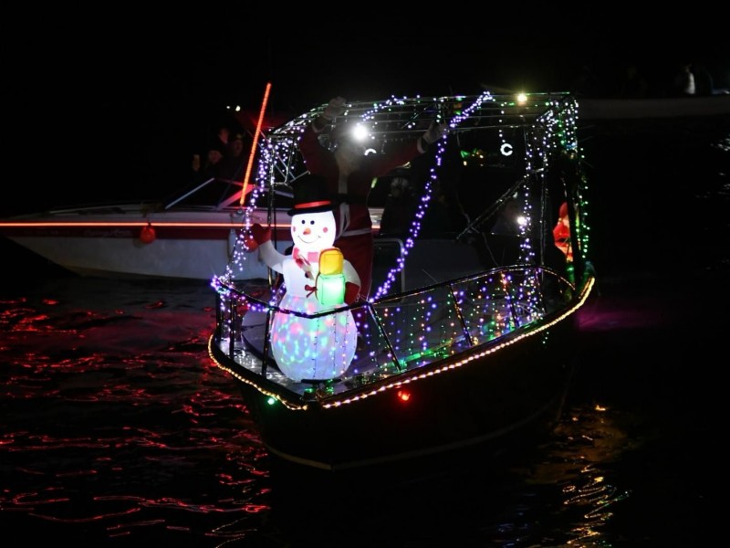 Miles de personas presenciaron el Desfile Náutico Navideño