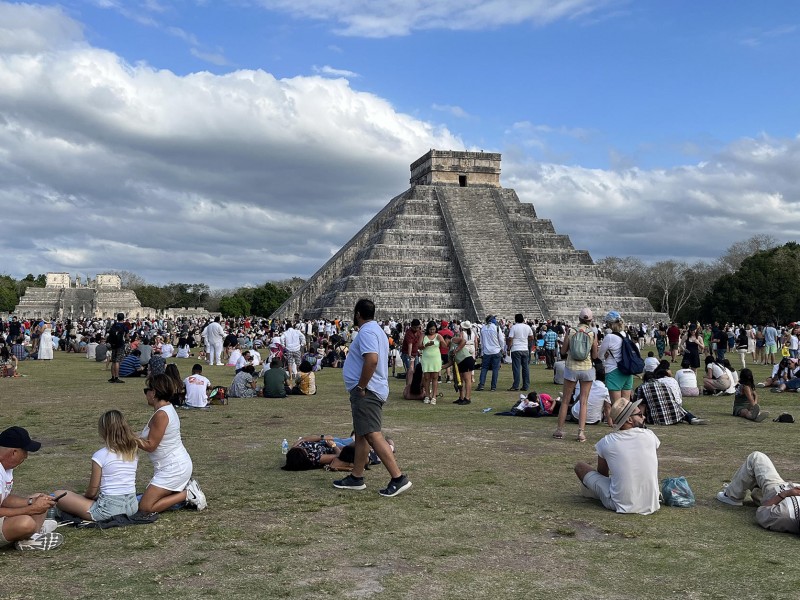 Miles de personas reciben equinoccio de primavera en Chichén Itzá