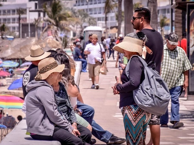Miles de turistas disfrutan de las playas de Mazatlán